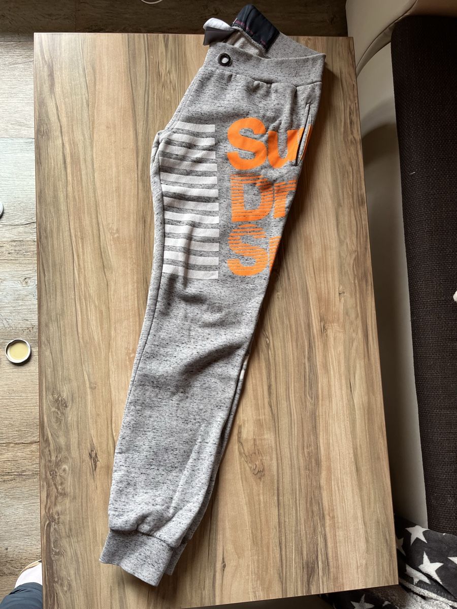 Superdry Pantaloni: Trainerhose Superdry Gr. L – Usato da Unteriberg venduto da tanjaa008 1