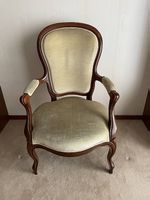 Antiker Sessel mit Lehne