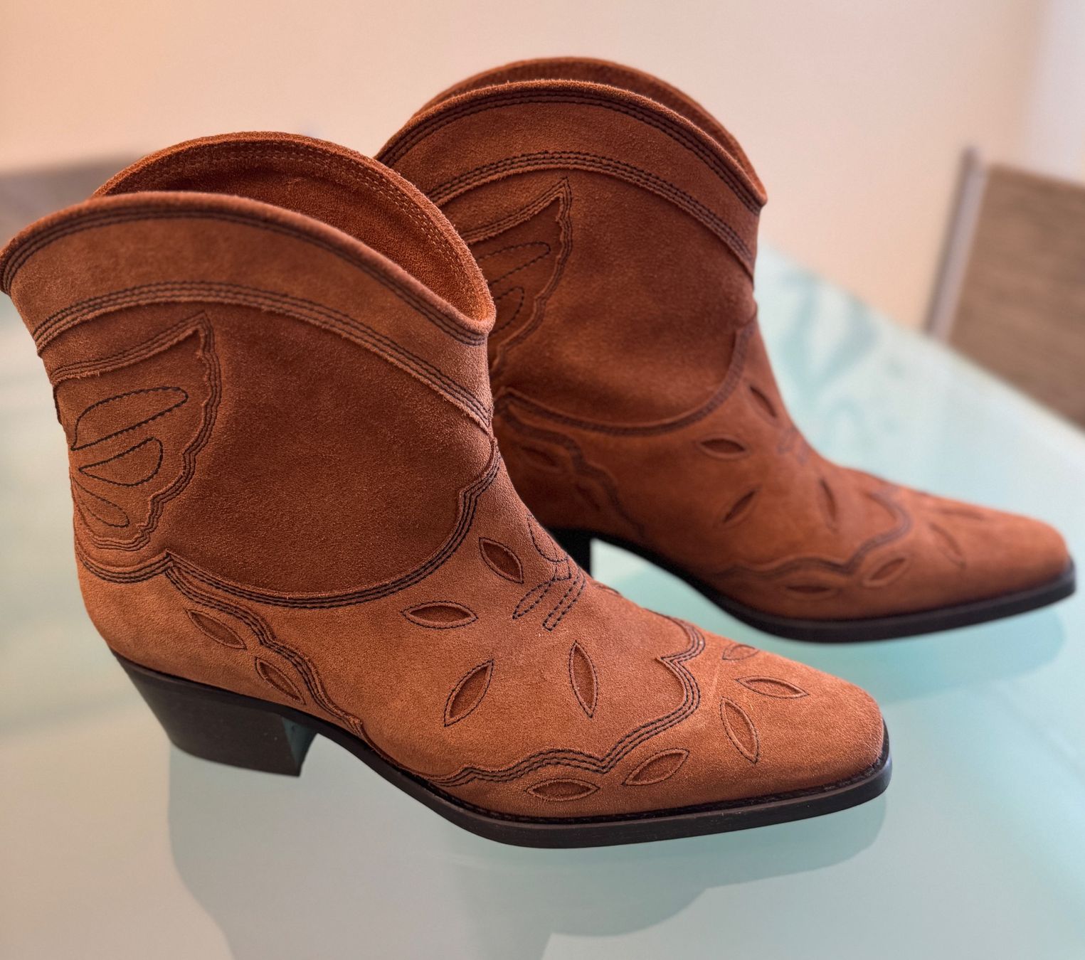 Ganni Scarpe da donna: Western-Ankle Boots aus Veloursleder – Usato da Unterägeri venduto da Jr61