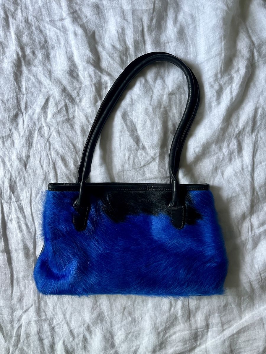 Taschen für Damen: Blau-schwarze Ledertasche mit Fell – Gebraucht aus Zürich von Ivadodo