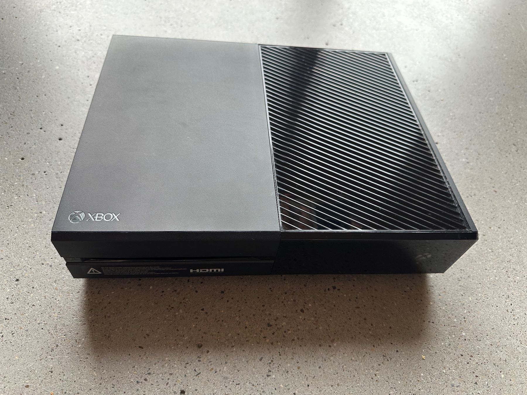Microsoft Consoles: Xbox One Bundle: Xbox One + 2 Controller + 10 Spiele – D'occasion à Zürich par justyna.k 1