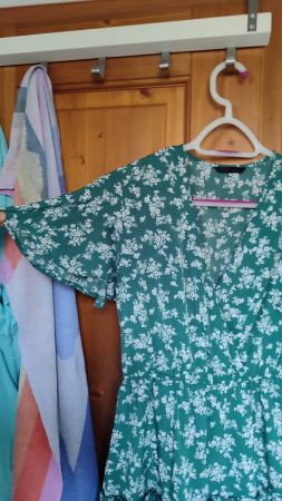 Sommerliches Minikleid mit Blumenmuster, Grösse 38, neu!