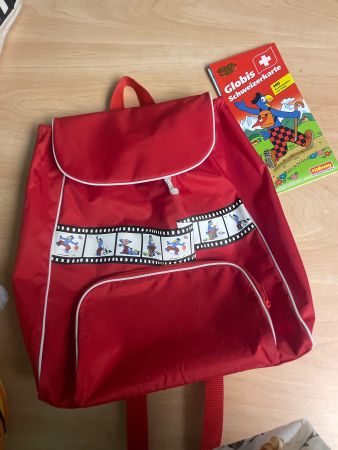 Roter Globi Rucksack und Globis Schweizerkarte