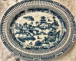 Grosse Schale Platte Lochschale Porzellan aus China  - Dekor