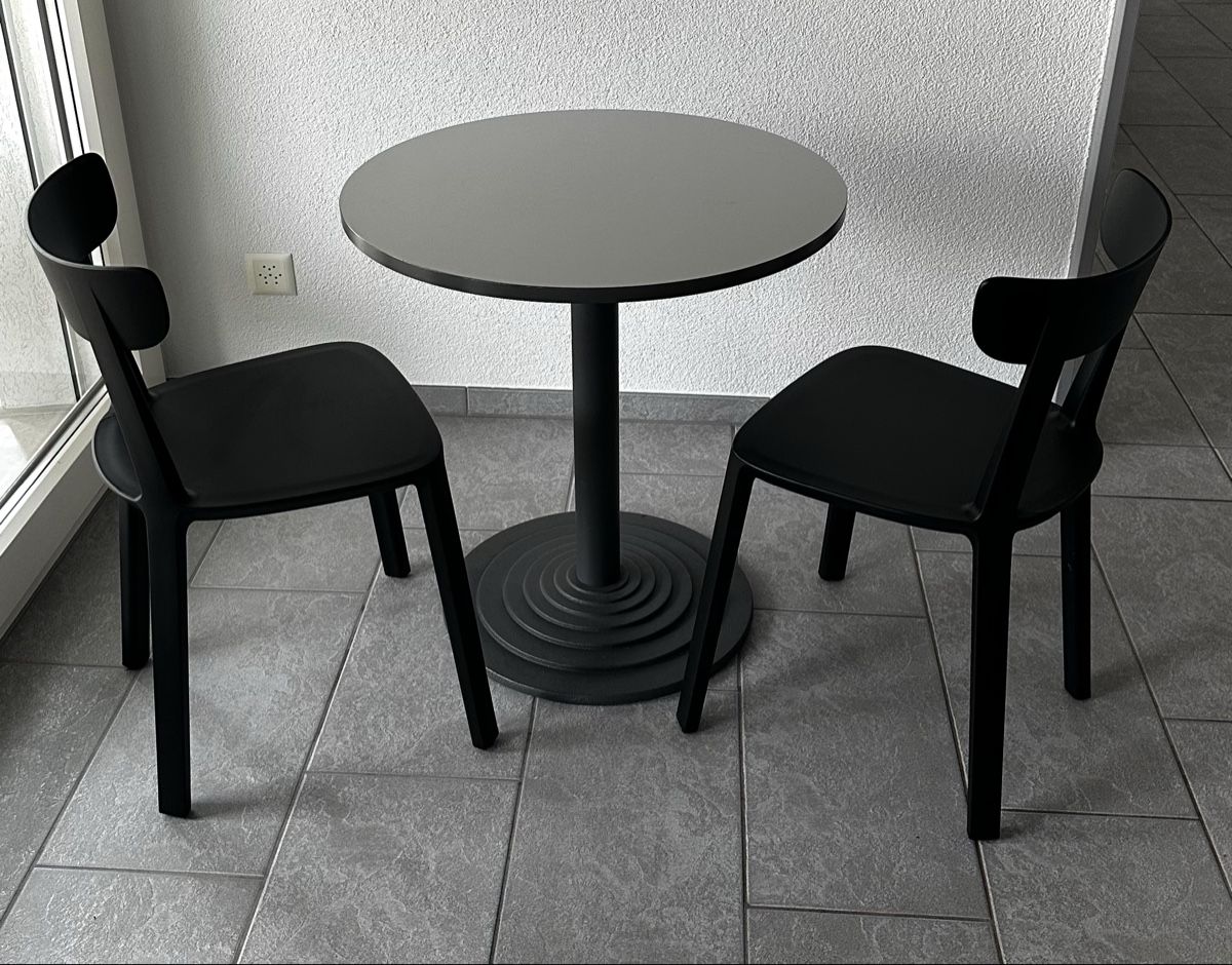 Set di tavolo e panche: Bistrotisch mit zwei Stühlen – Usato da Zofingen venduto da Submit