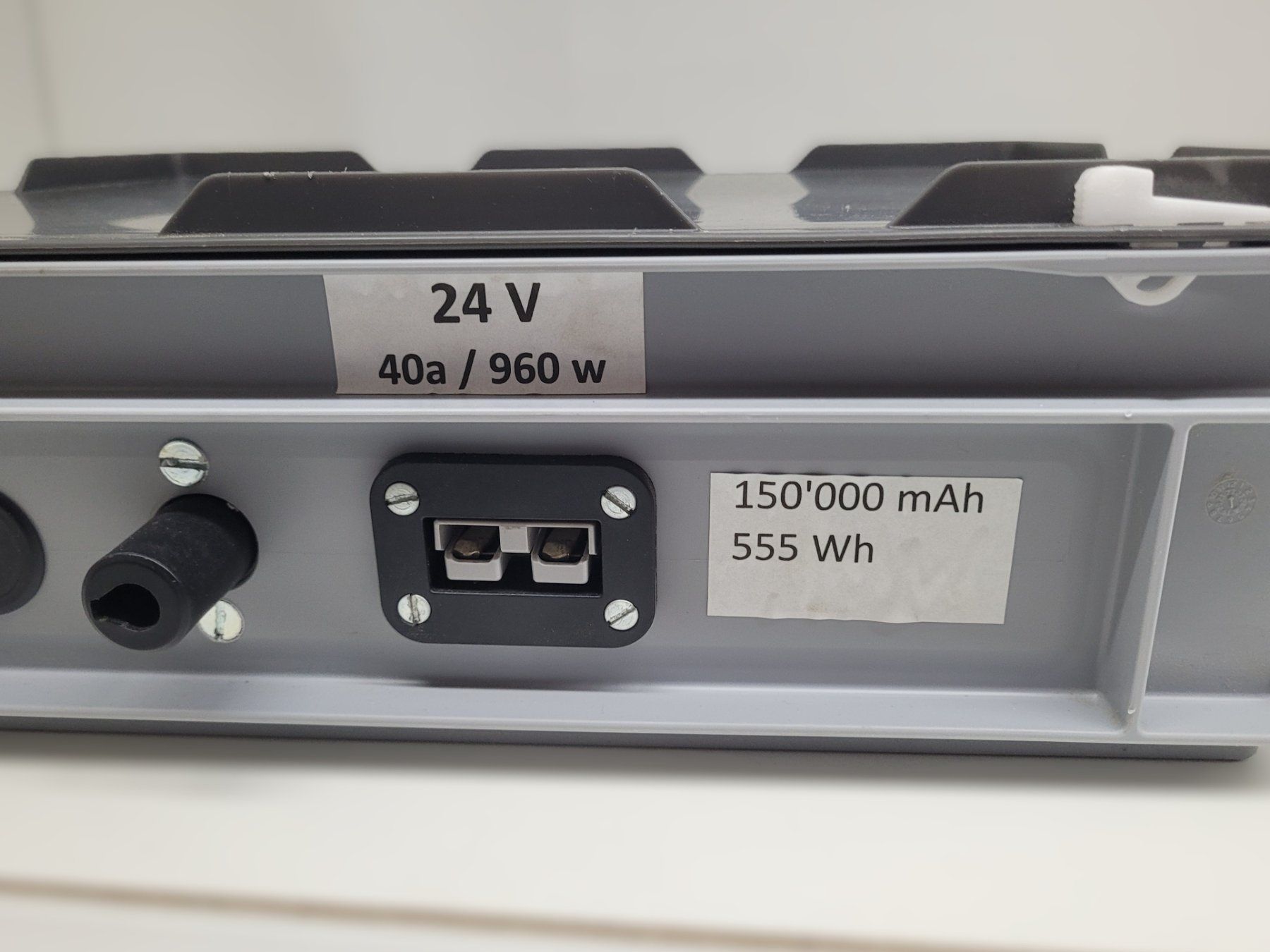 Batterie: 24V Akku in Rakokiste verbaut – Usato da Unterseen venduto da Sekundus 1