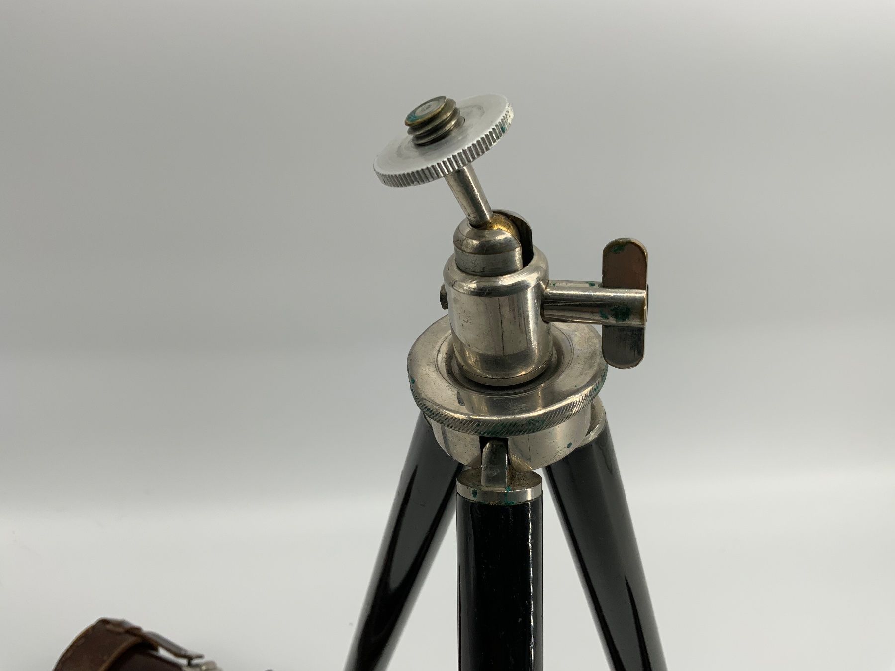 Treppiedi & Teste: Antikes 3 Bein Stativ mit Original Ledermappe – Usato da Erlach venduto da silvia3235 2