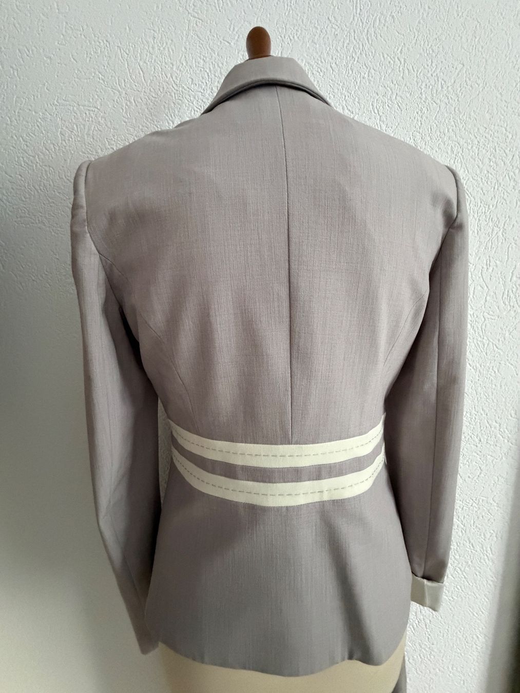 Kostüme: Damen Kostüm 36 – Gebraucht aus Liestal von Goldart 3