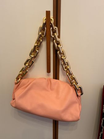 Bottega Veneta Chain Pouch Tasche in Lachsrosa