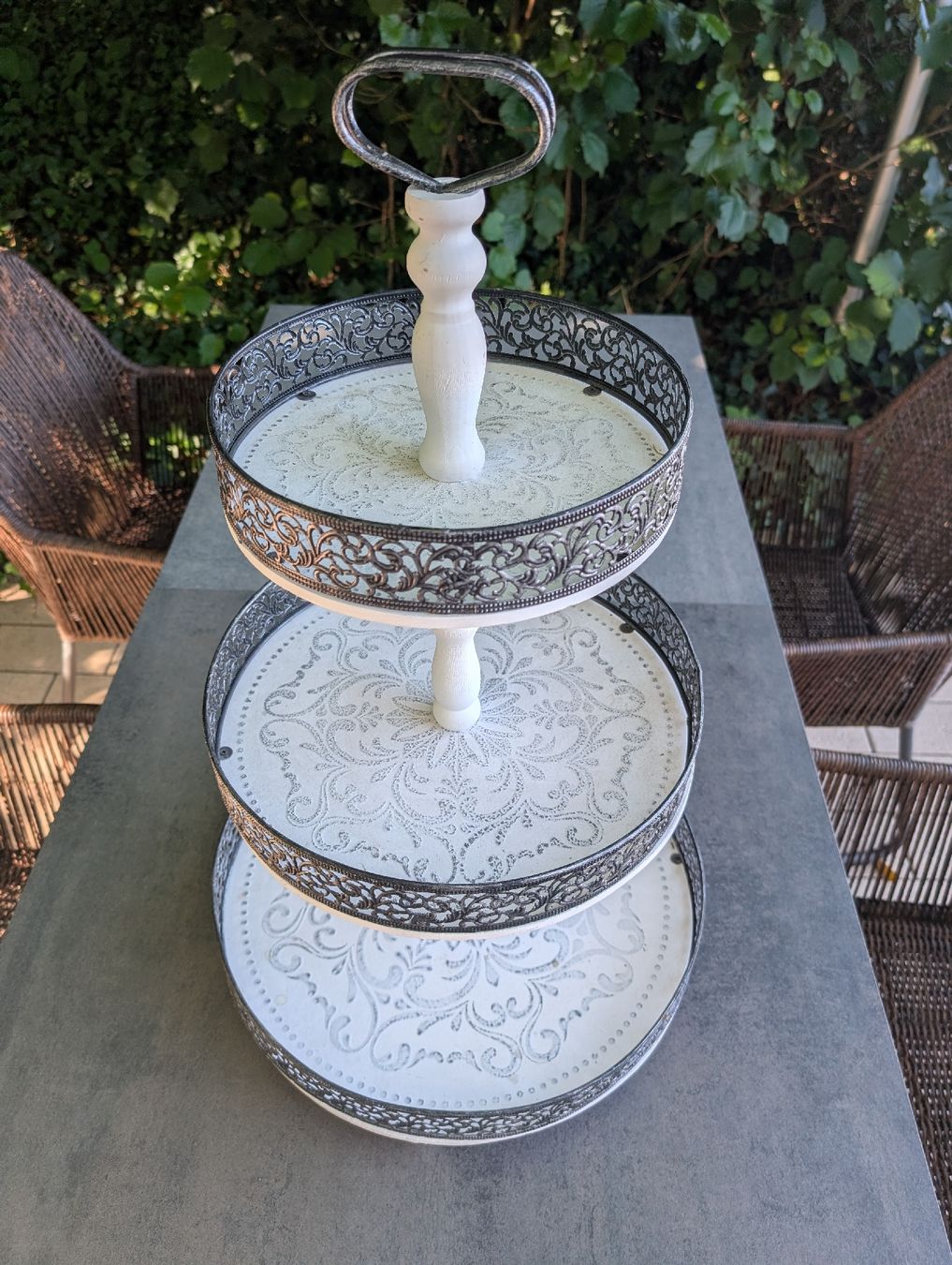 Servierplatten: grosse Etagère shabby Chic – Gebraucht aus Bubendorf von Dens2
