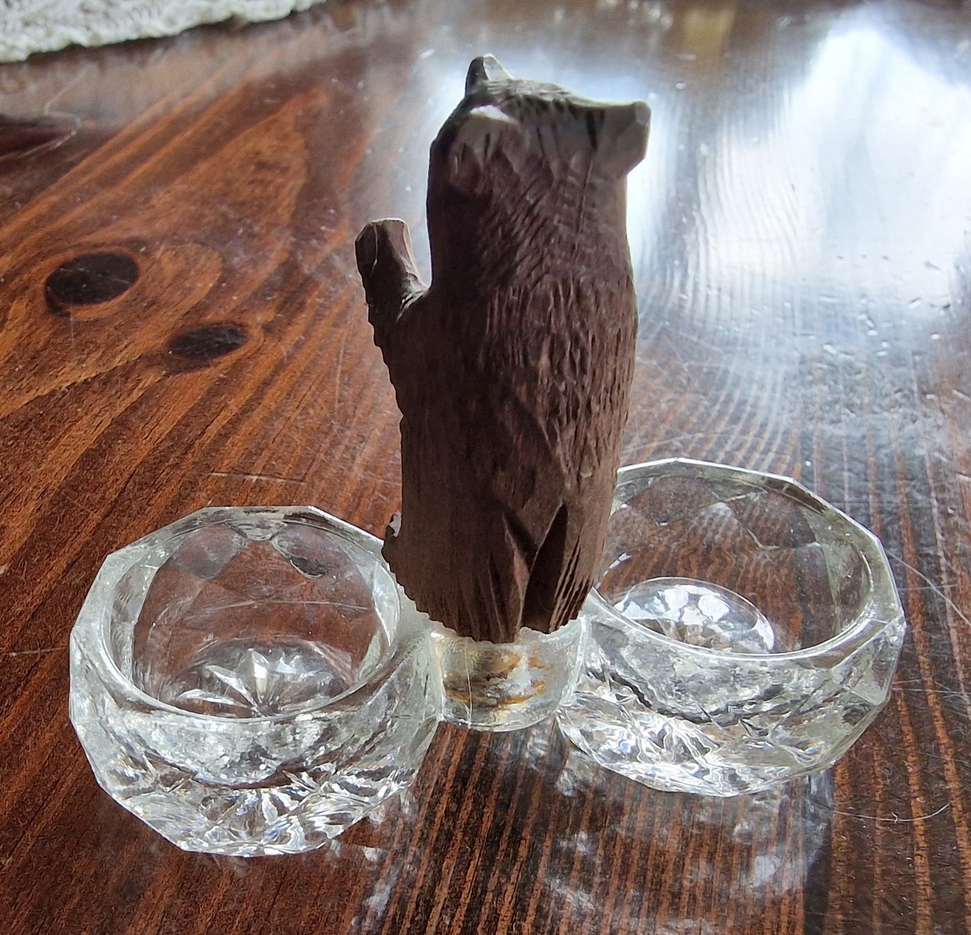 Statuette: geschnitztes Bärchen mit zwei Glasschälchen  -  Brienz – Usato da Röthenbach i. E. venduto da Heureka5 3