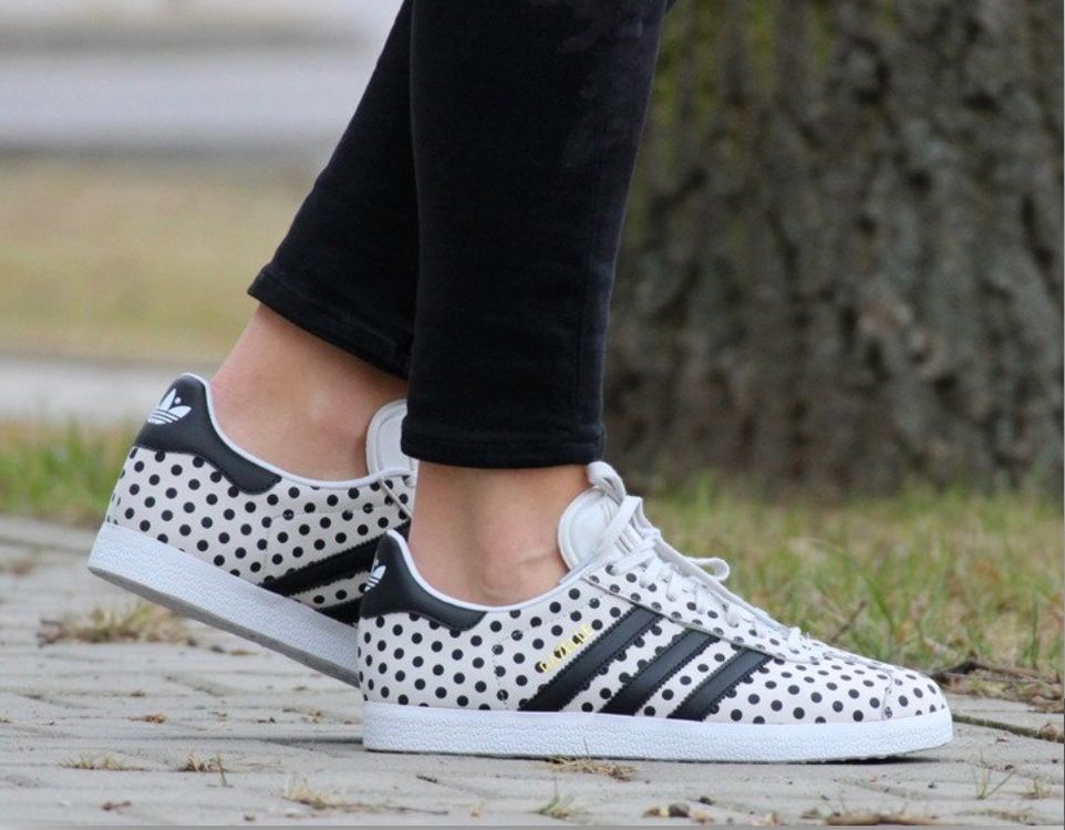 Adidas originals gazelle 2025 polka dot sneakers