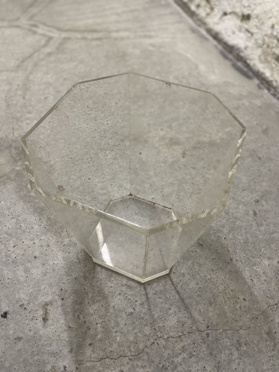Vasen & Gefässe: Acryl Vase 8-eckig transparent Gebraucht – Gebraucht aus Genève von DEBARR.AS 2