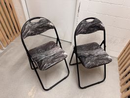 2 Klappstühle schwarz mit Marmoroptik guter Zustand