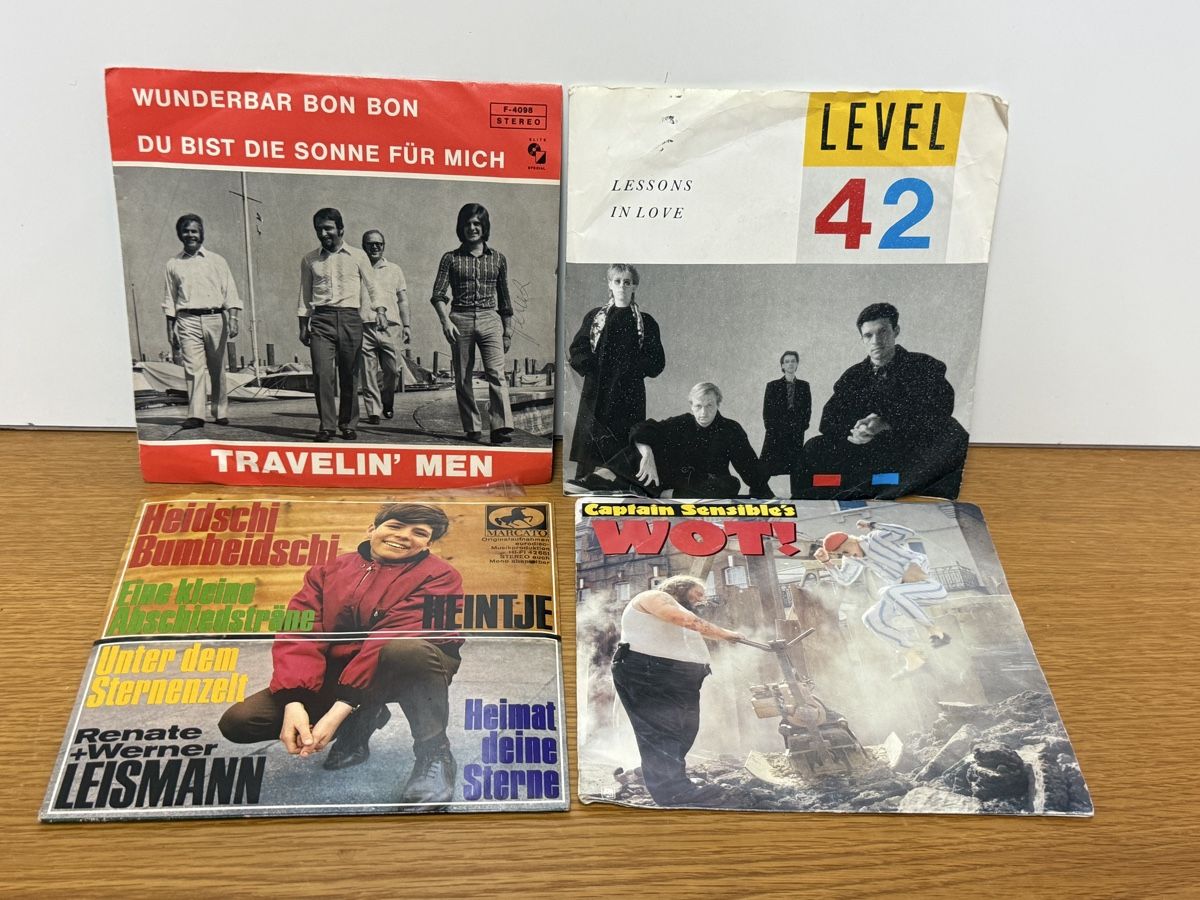 Supporti per strumenti musicali & leggii: Vintage Schallplattenständer mit 5 Single-Schallplatten – Usato da schaffhausen venduto da VintAntik_1980 7