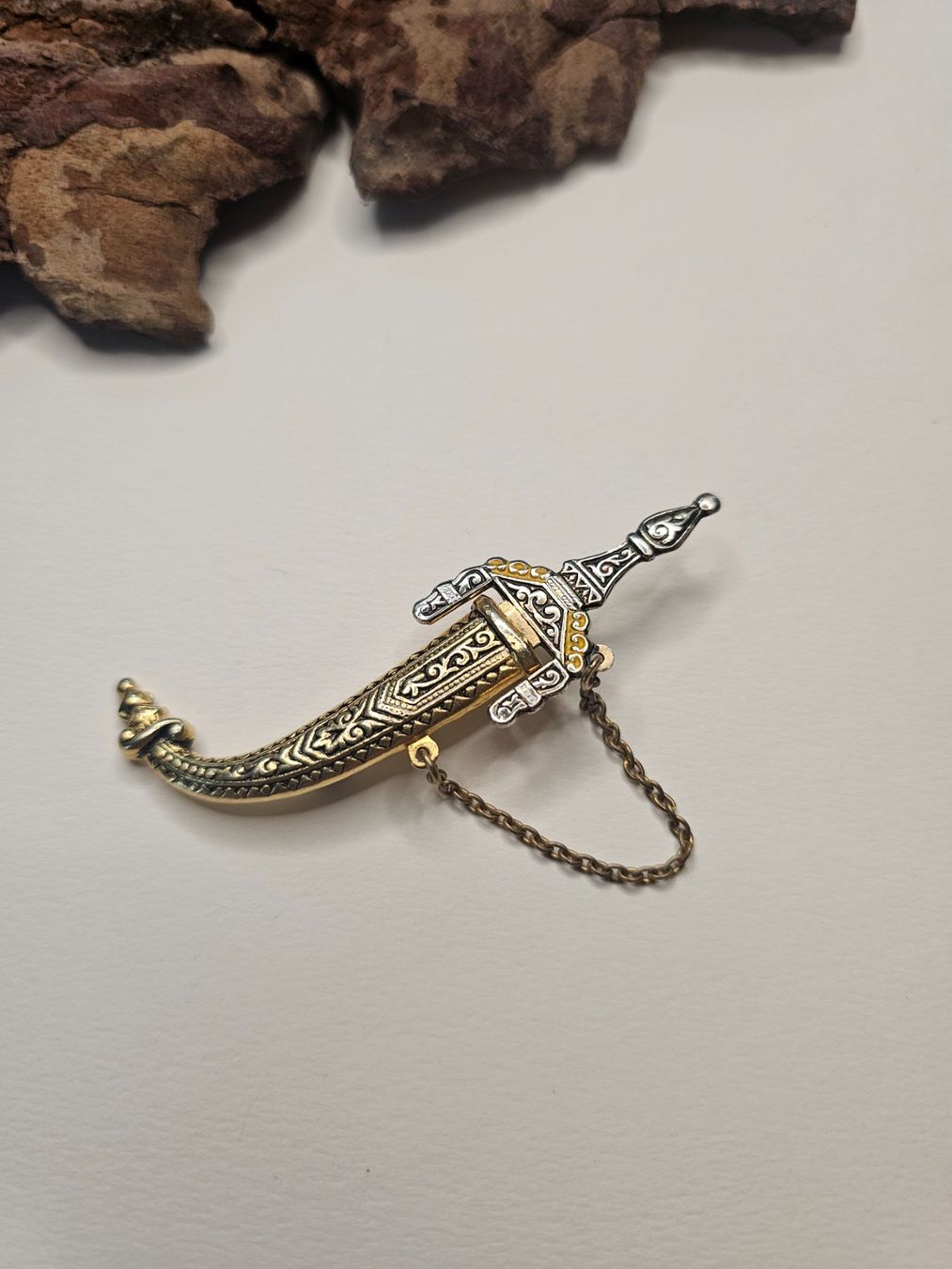Spille & Fermagli: Brosche Dolch mit Scheide und Kette vergoldet alt – Usato da Zürich venduto da MaisonBelleCachet 1