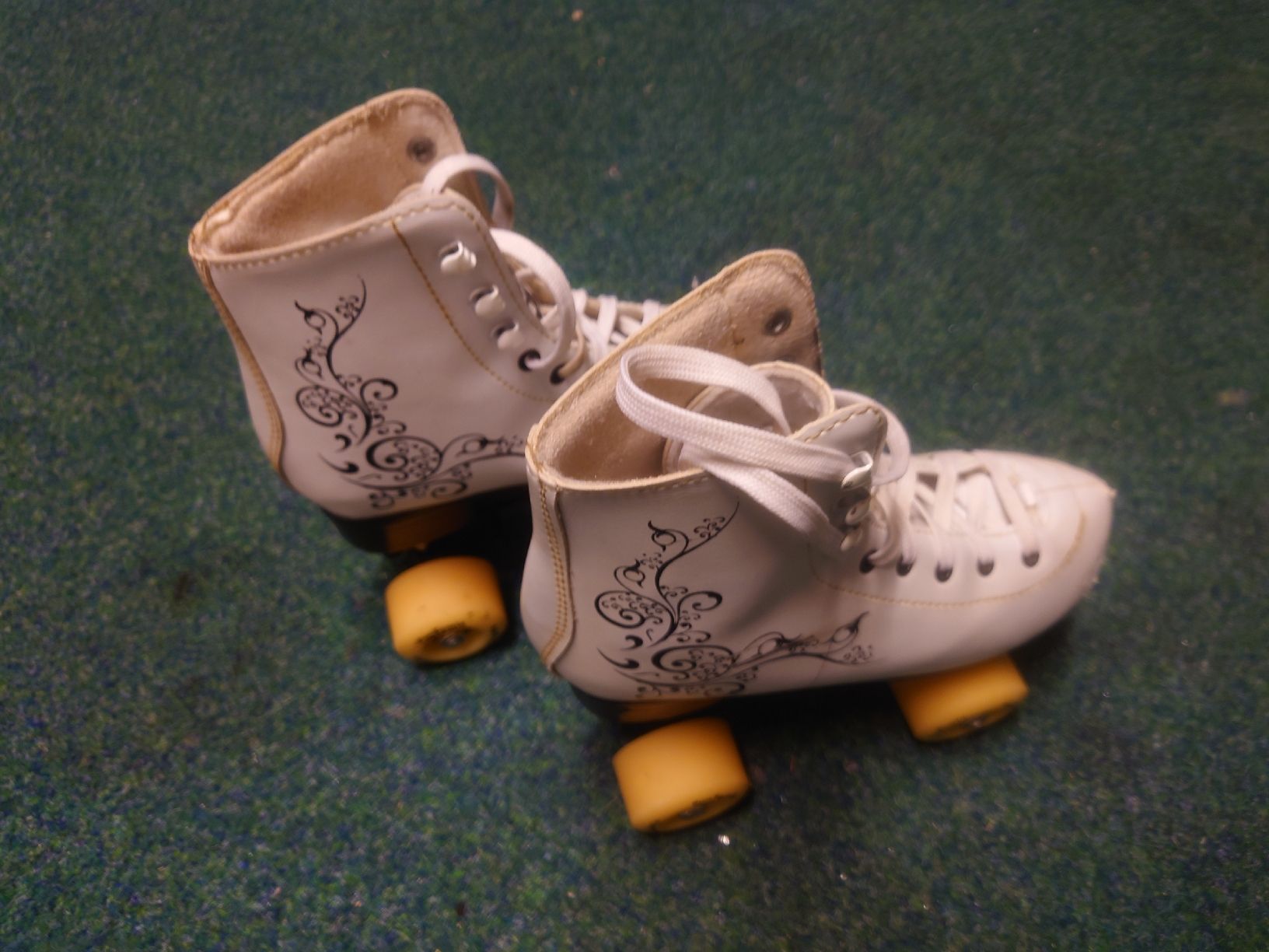 Pattini in linea & Pattini a rotelle: Rollschuhe, weiss, Gr. 36 - Rollendisco-Feeling!  – Usato da Wettingen venduto da l_i500