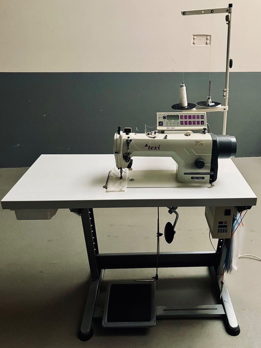 Macchine da cucire: Machine à coudre industrielle TEXI Silence Matic – Usato da Porrentruy venduto da luka.maurer