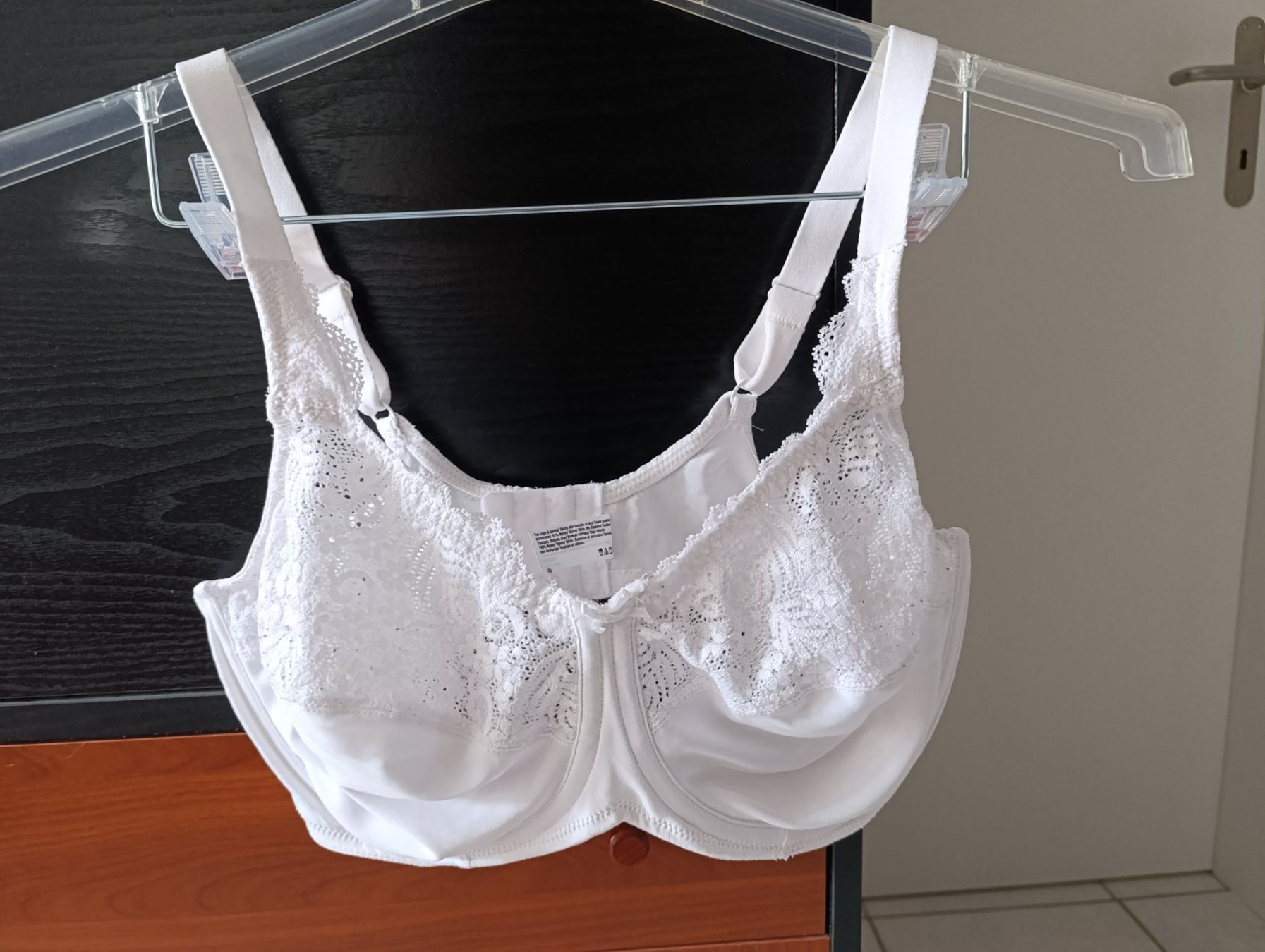 Sonstige Unterwäsche: 2 Soutien gorge beige et blanc – Gebraucht aus St-Cergue von Neviana