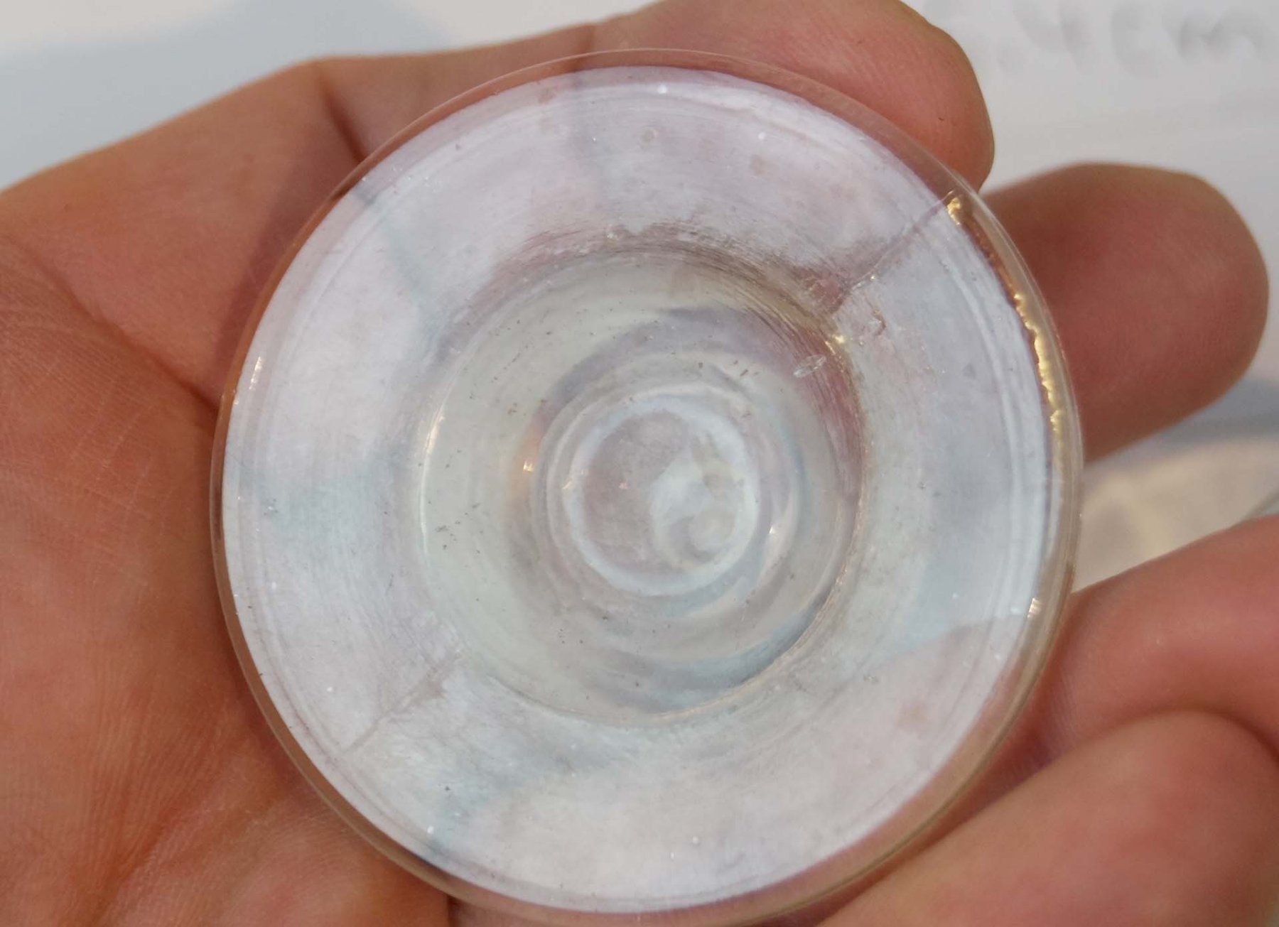 Bicchieri: 2 kleine Glasdeckel für Apotheker- oder Laborgefäße – Usato da Härkingen venduto da sammelbecken 1
