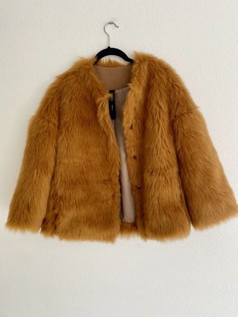Modische pelzjacke (Faux Fur) von Guttha Milano