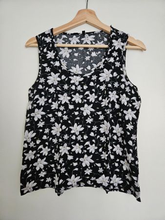 Wunderschönes, ärmelloses Oberteil Gr.S (mit Blumen)