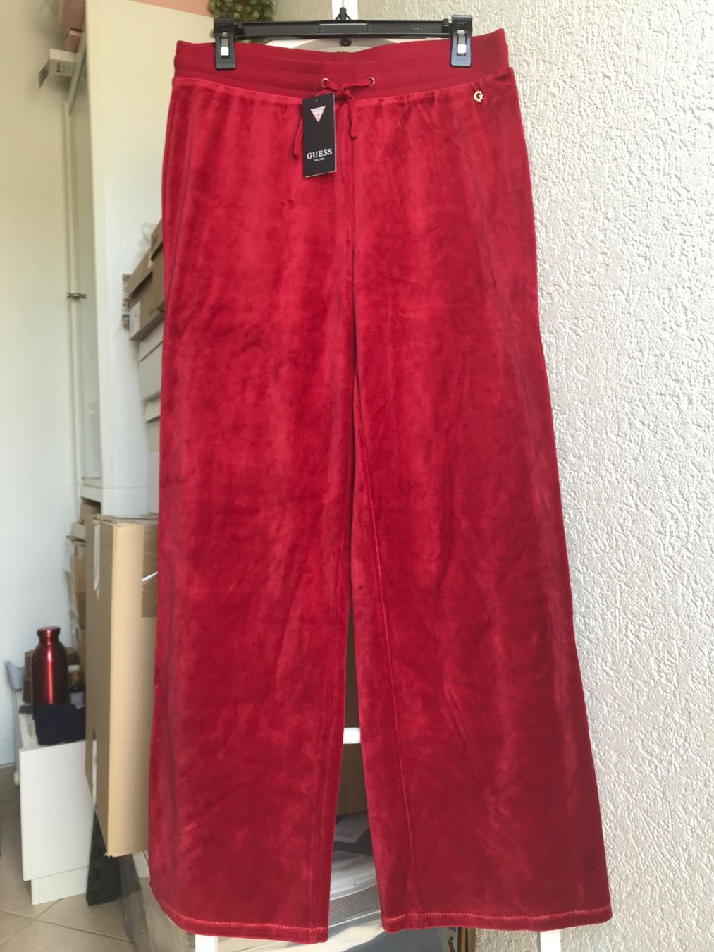 Guess Pantaloni: GUESS Charm Trouser M in Rot – Usato da Glattfelden venduto da Danshari 1