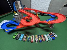 Hot Wheels Rennbahn mit 12 Autos gebrauchter Zustand