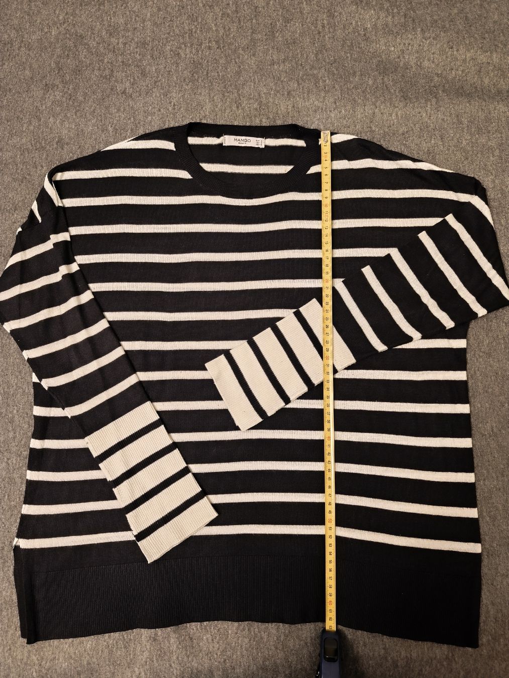 Mango Top: Pull Mango Basics rayé noir/blanc, taille M – Usato da Genève venduto da lnicoGE