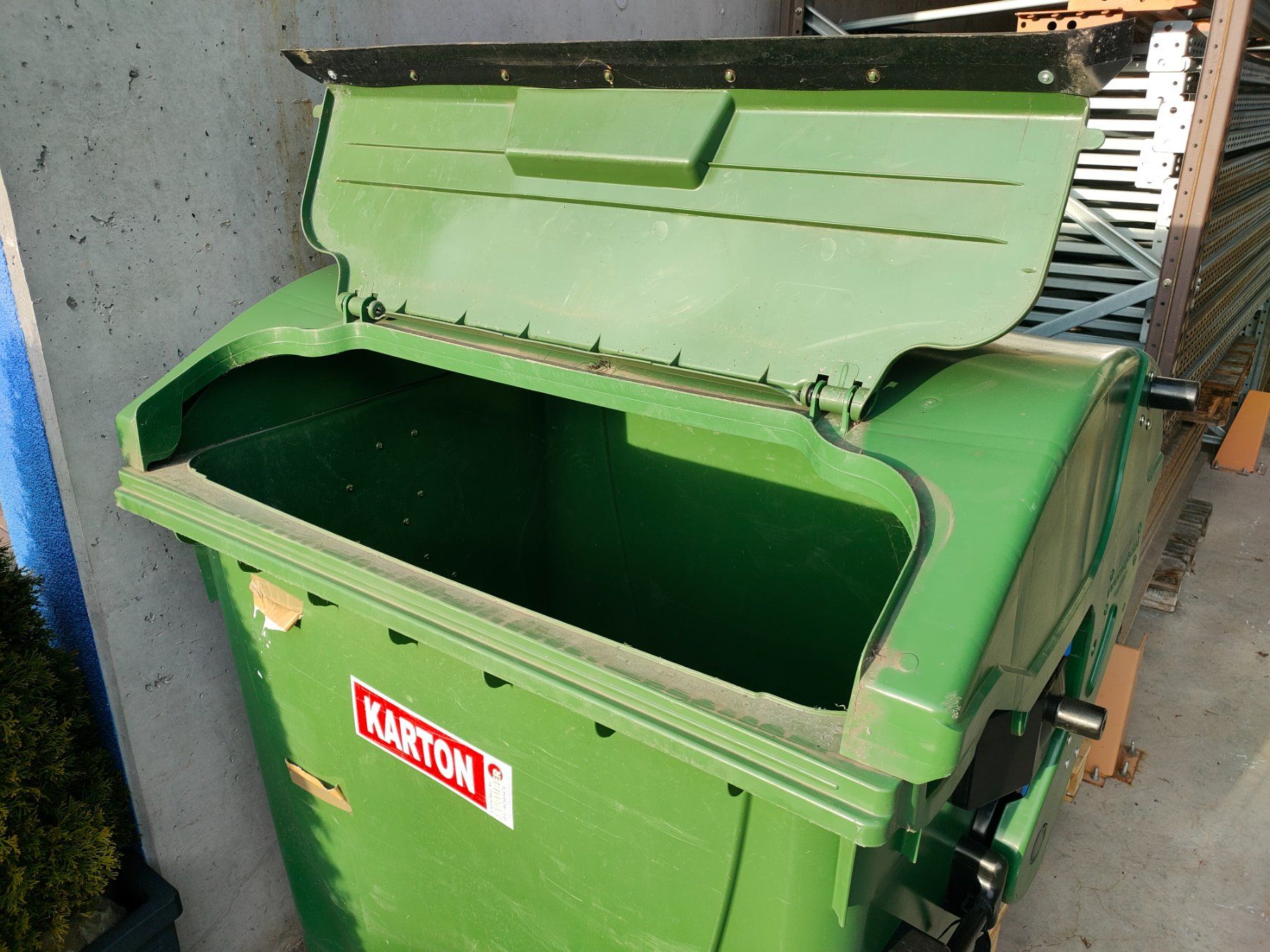 Altro per Ufficio & Commercio: Müllcontainer mit Schiebedeckel, 1100 l, grün TOP 500.-- – Usato da Walenstadt venduto da mar_5cwy 1