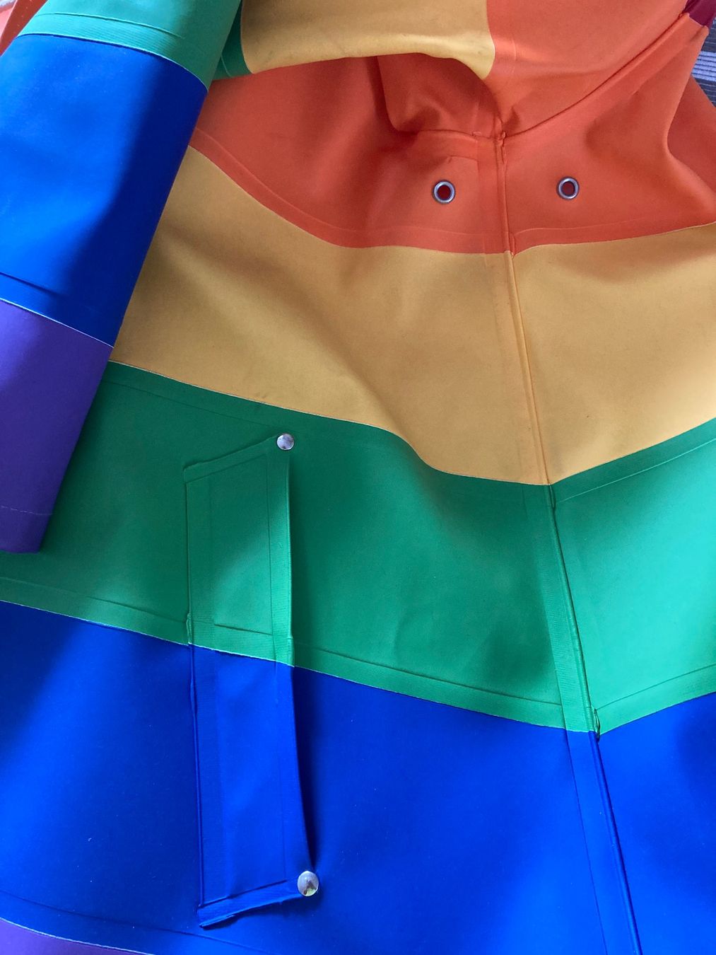 Stutterheim Cappotti: Farbenfroher Stutterheim-Regenmantel, schwedisches Design – Usato da Zürich venduto da Selamatt01 4