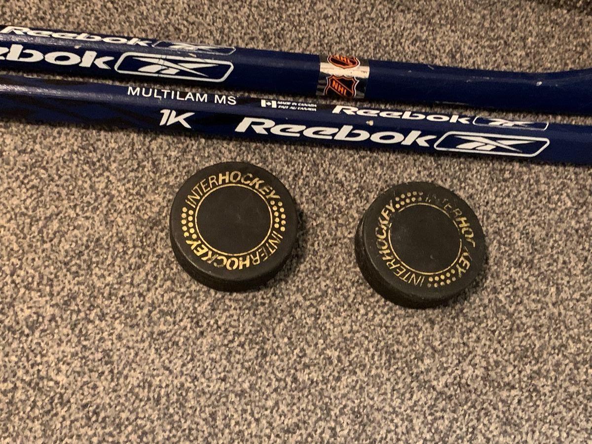 Reebok Bastoni & Pale: Zwei Eishockeyschläger Reebook Multilam MS + 2 Pucks – Nuovo (secondo la descrizione) da Erlenbach ZH venduto da Ritschly 2