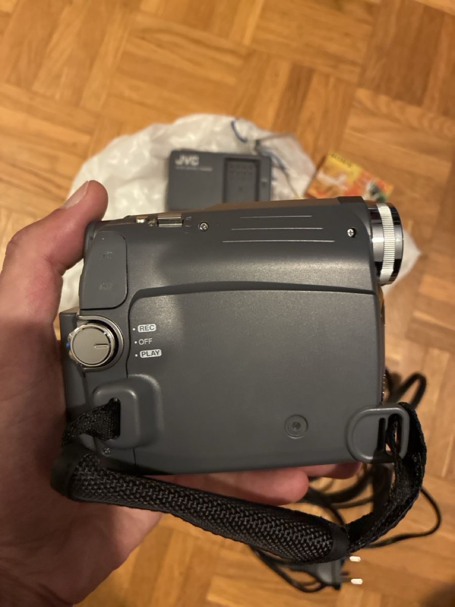 JVC Videocamere: Caméscope JVC GR-D726E Mini DV 28x Zoom optique avec accesso – Nuovo e nell'imballaggio originale da Semsales venduto da eme_gf9j 6