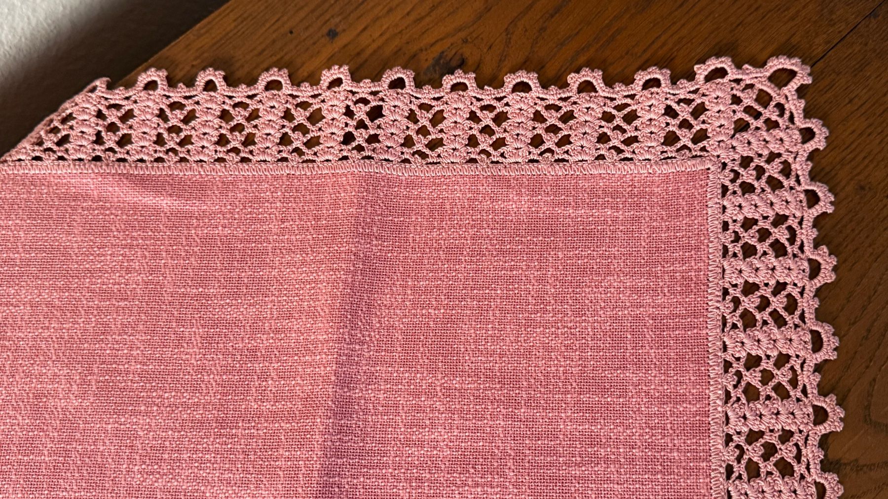Altra biancheria da tavola: Tischdecke quadratisch rosa mit Häkelspitze 77x77cm – Usato da Birsfelden venduto da Nic21 3