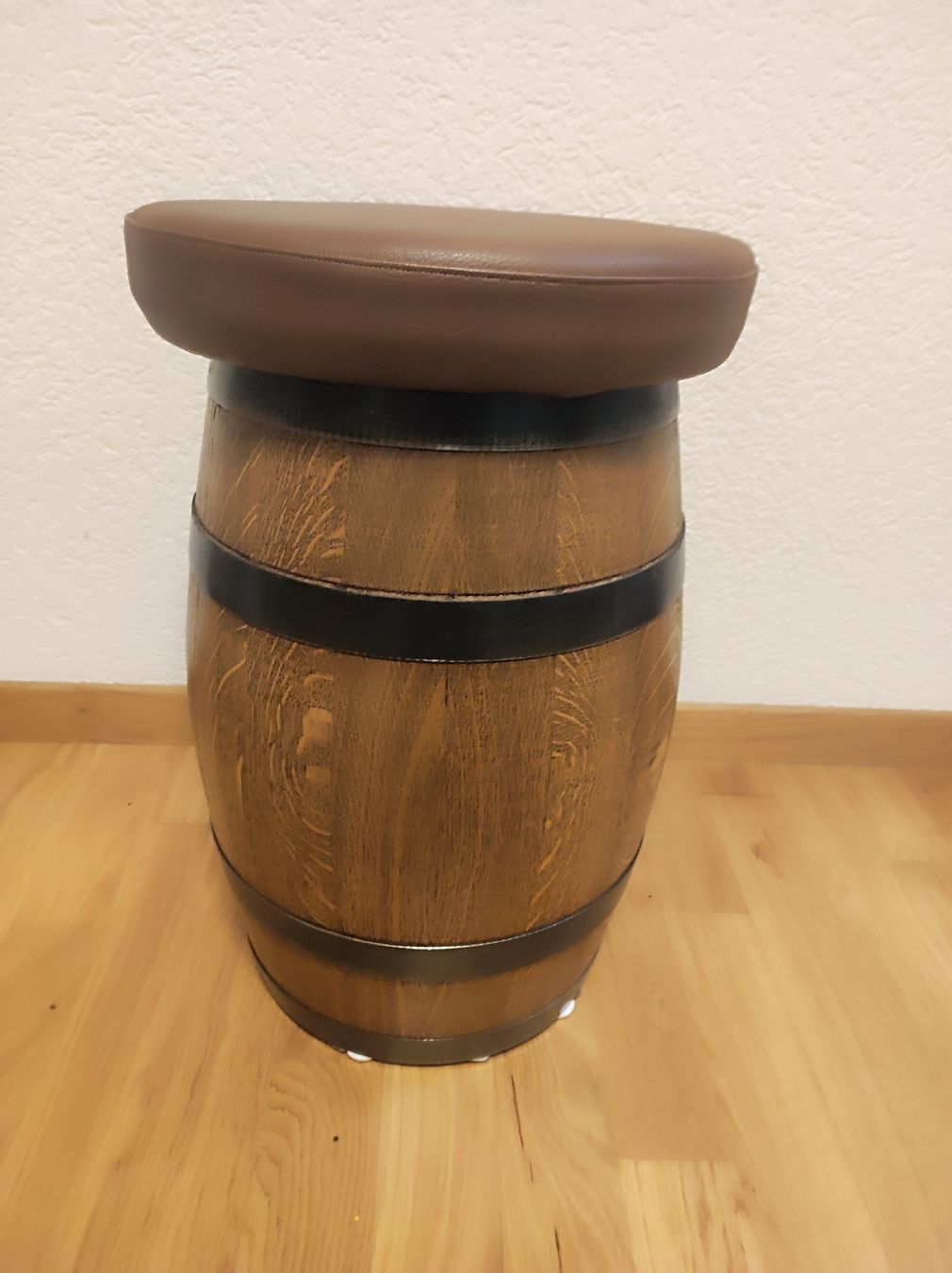 Set di tavolo e panche: Weinfass Tisch mit 2 Barhocker Rustikal – Usato da Watt venduto da MG_Products 2