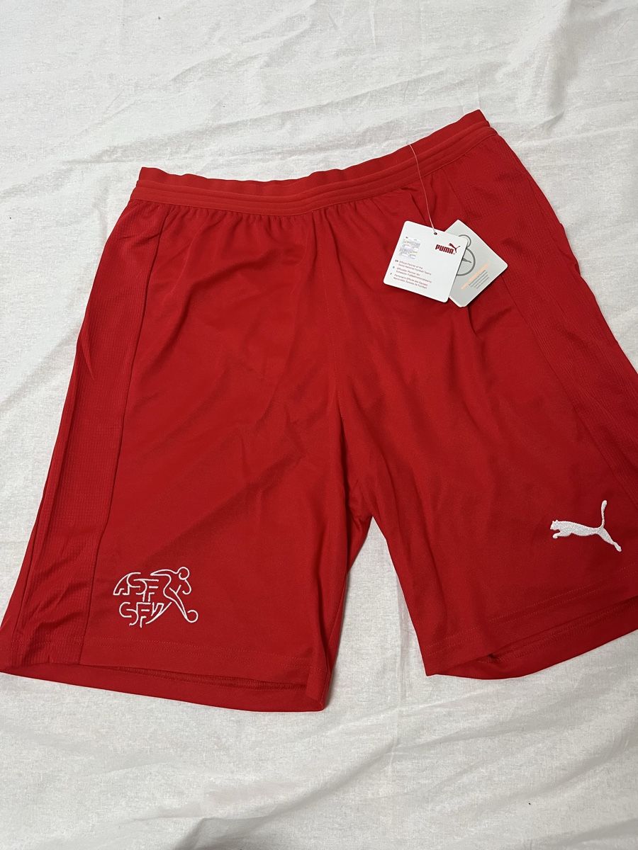 Puma Pantaloni: Short Puma Suisse  Neuf – Nuovo e nell'imballaggio originale da Les Avanchets venduto da lunedeneige.shop
