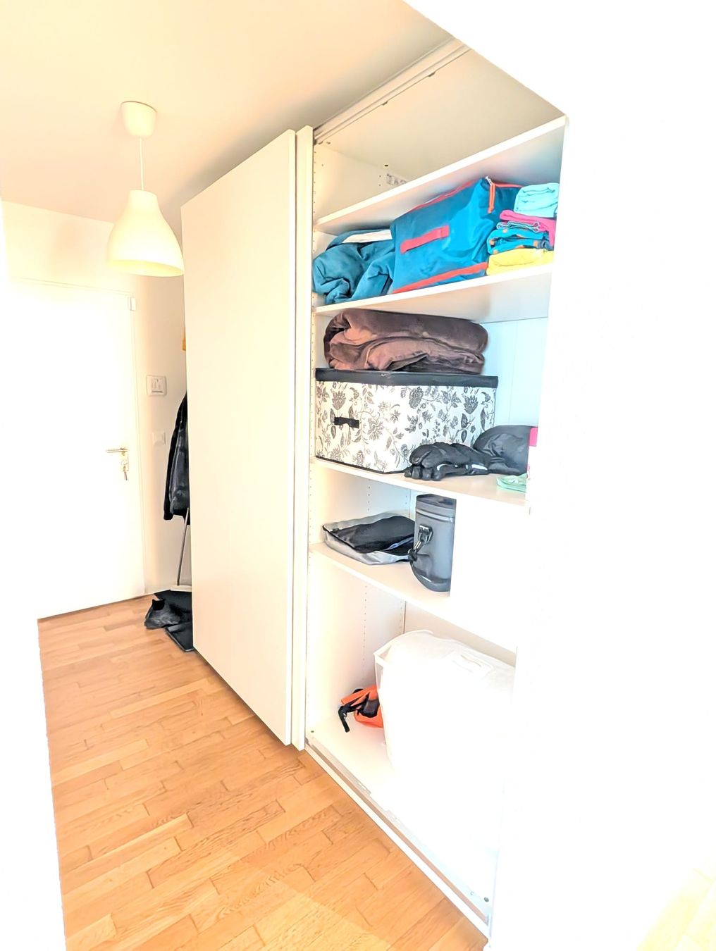 Ikea Armadi: Minimalist White Wardrobe - Sliding Doors - Excellent! – Usato da Adliswil venduto da ivoabreu 3