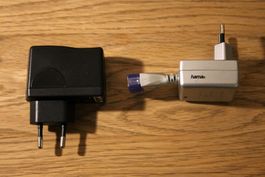 Zwei USB-Ladegeräte