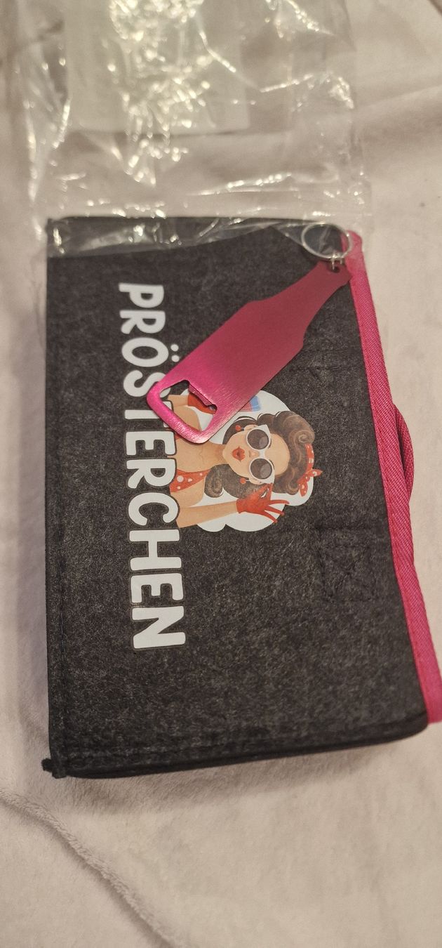 Sacs femmes: Filztasche "Prösterchen" mit Flaschenöffner-Anhänger – Neuf avec emballage d'origine à Arbon par sar_l7ll 1