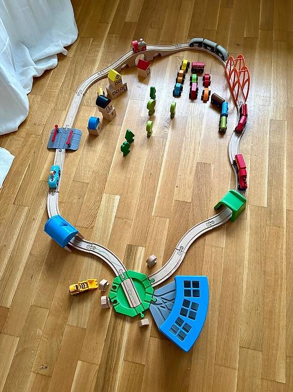 Ikea Giocattoli: Circuit et petits trains en bois IKEA – Usato da Nyon venduto da cin_v5bd