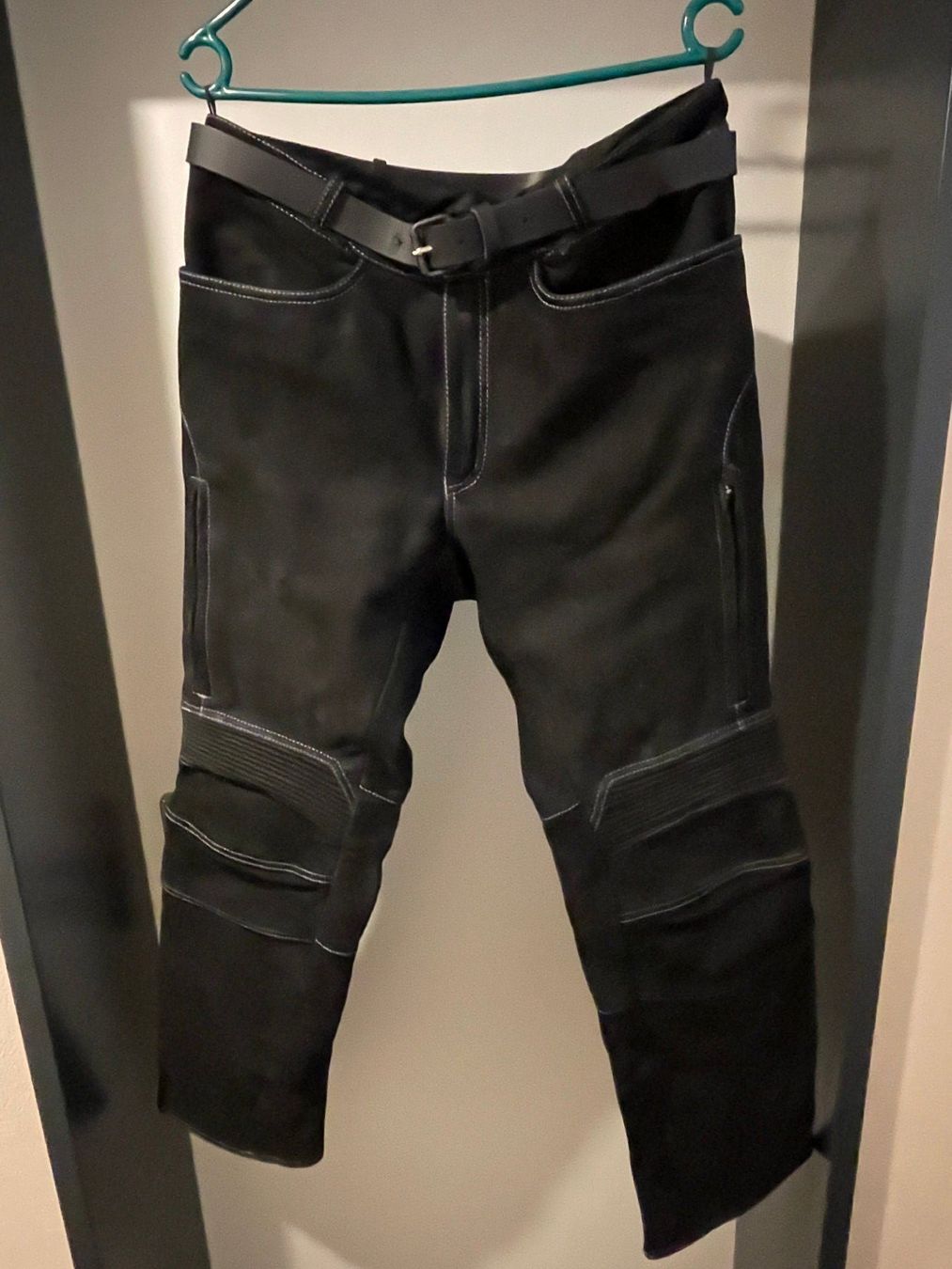 Lotti di vestiti: Motorradkleider - Hose Cool Leather – Usato da Beromünster venduto da Cello63 1