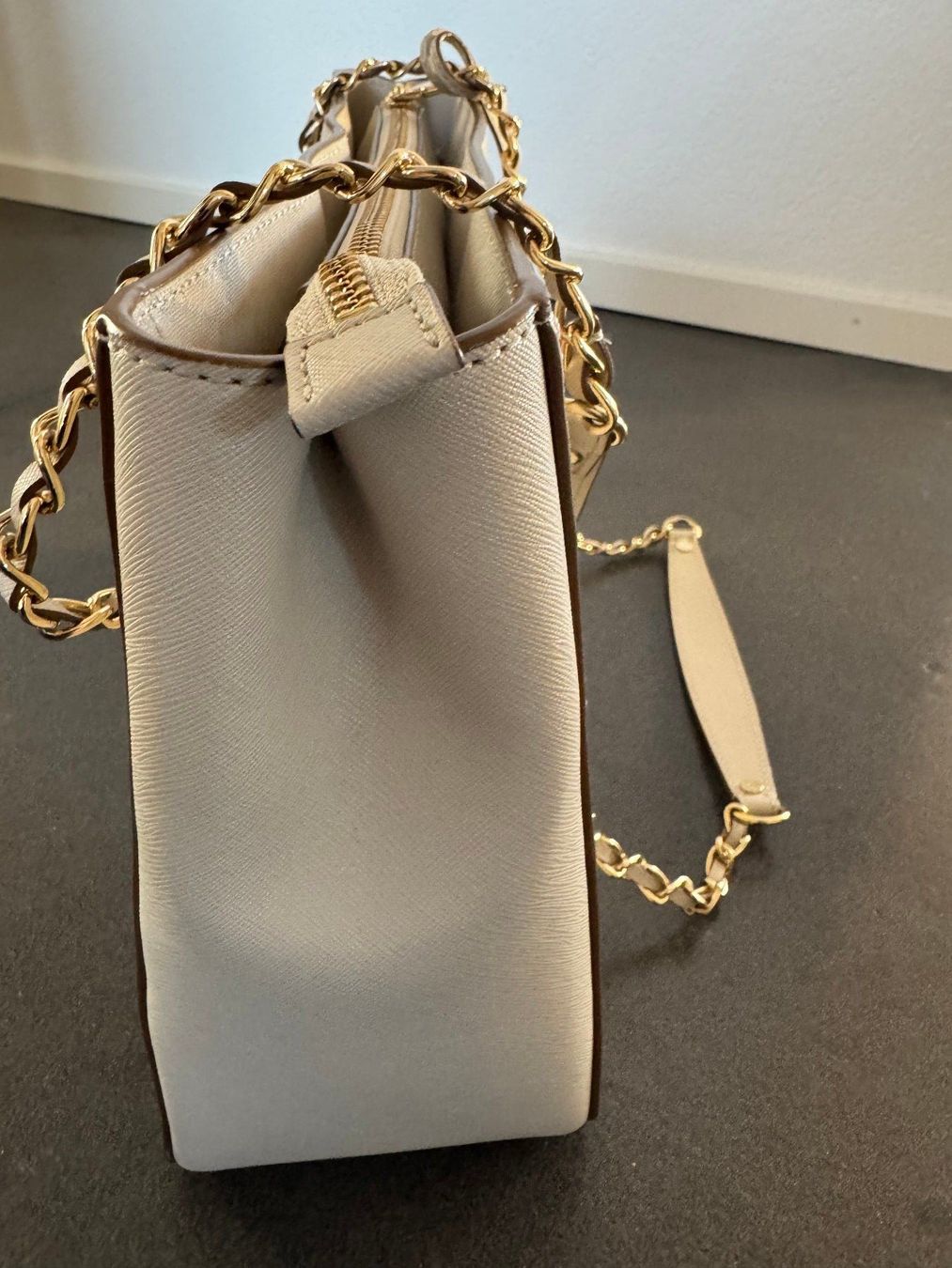 DKNY Borse: DKNY Structured Totebag Schultertasche beige/creme – Usato da Fribourg venduto da tschjoly 5