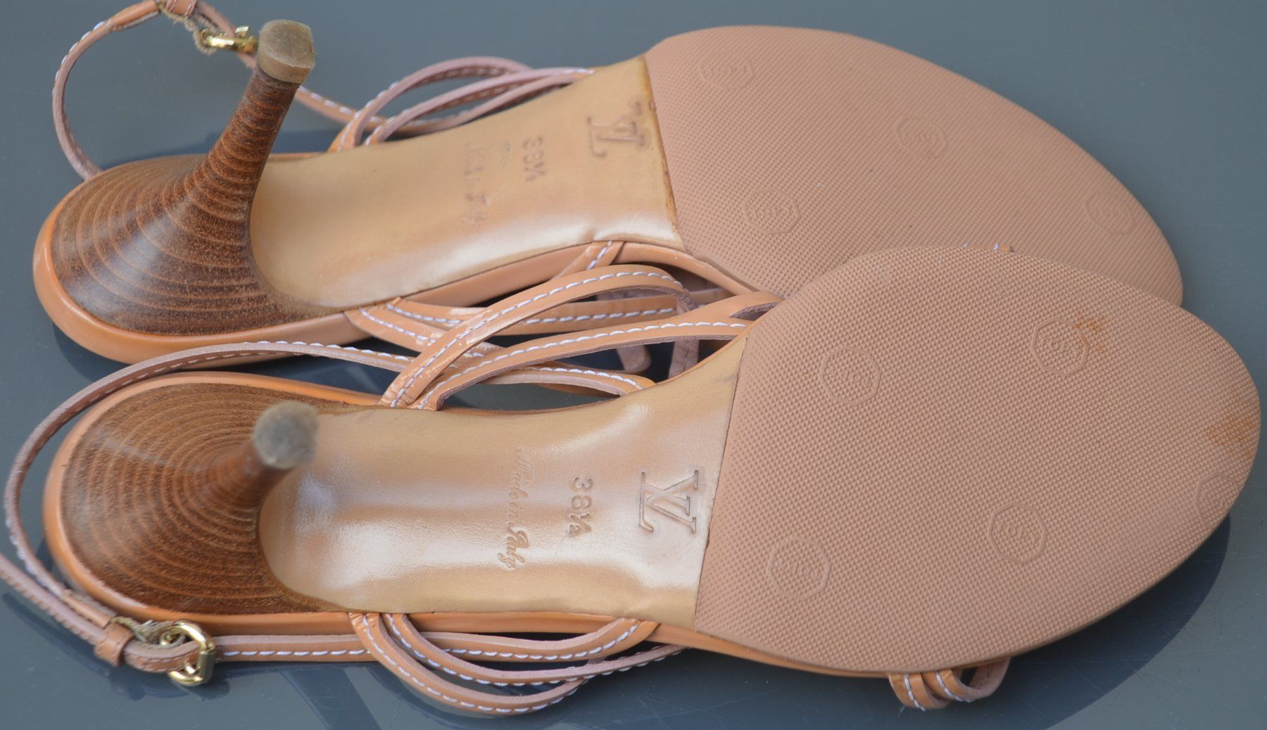Louis Vuitton Damenschuhe: Sandalen / Sandales Louis Vuitton  .38,5 – Gebraucht aus Collonges von Auganien 5