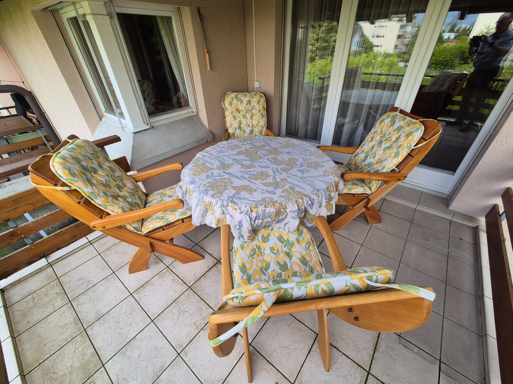 Tischset: Rustikaler Gartentisch mit 4 Stühlen und 2 Hocker aus Teak – Gebraucht aus Steinach von ACMO32O 4