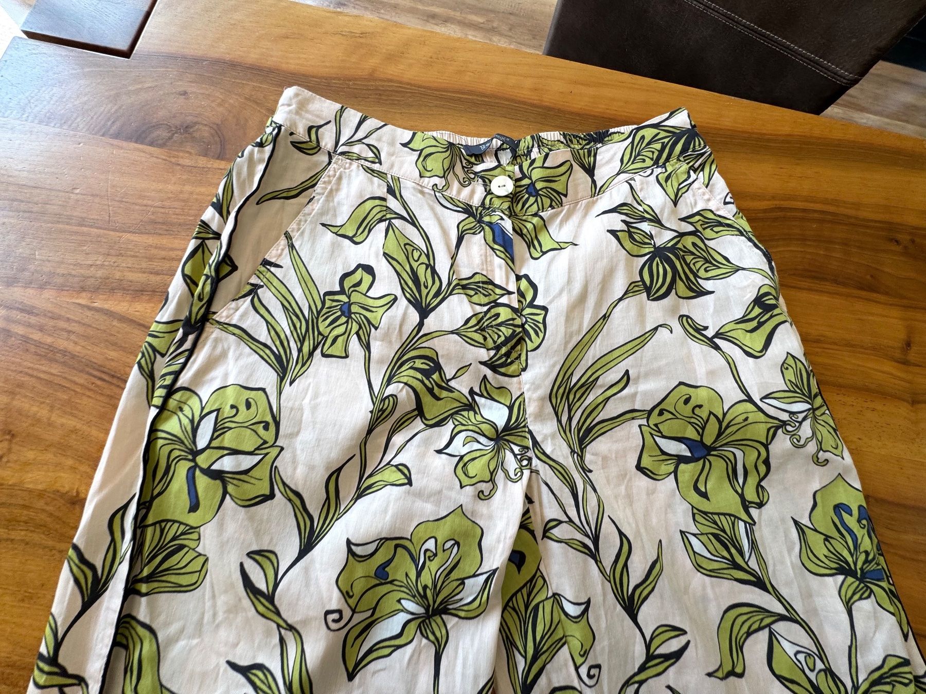 Pantaloni: Leichte Sommerhose mit tropischem Blumenmuster Backstage 38 – Usato da Meiringen venduto da Sheyene 1