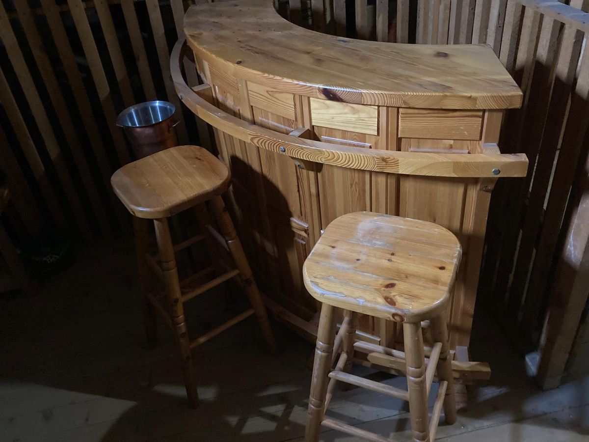 Tische: Schöne Holzbar mit Hocker – Gebraucht aus Winterthur von ani_2sg9