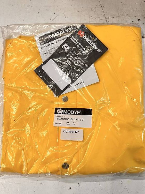 Lotti di vestiti: Regenbekleidung - Regenjacke & Regenlatzhose (Größe M) – Usato da Oetwil am See venduto da RoeschuDeBuetzer 1