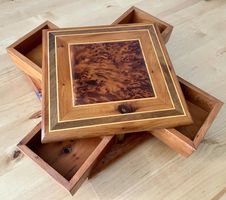 Boîte artisanale en bois marqueté avec mécanisme pivotant