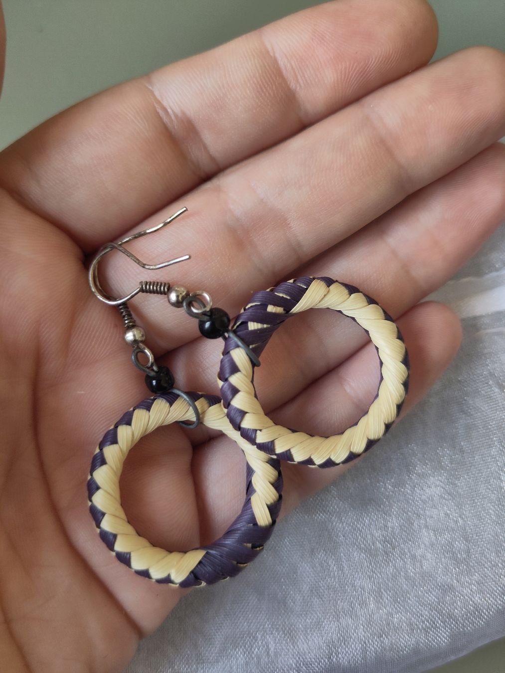 Orecchini pendenti & Orecchini a lobo: Ohrringe, Modeschmuck, Bast-Optik, crème violett – Usato da Jona venduto da 2Schnapp 3