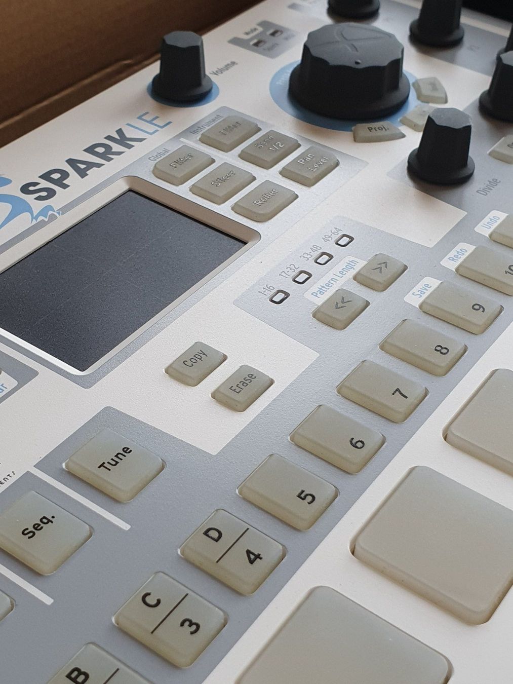 Arturia Strumenti musicali: Arturia Spark LE Hybrid Groovebox Controller – Usato da Killwangen venduto da versus77 2